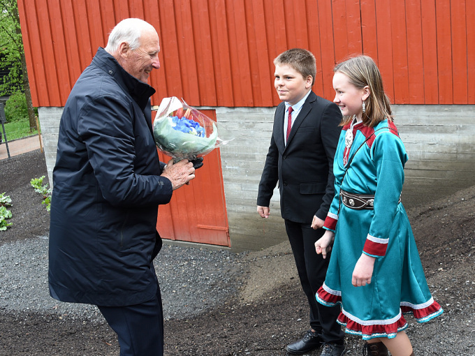 Blomsterbarna Celin Johansen (12) og Joakim Mjelde (12) møtte Kongen på Folkemuseet. Foto: Sven Gj. Gjeruldsen, Det kongelige hoff
